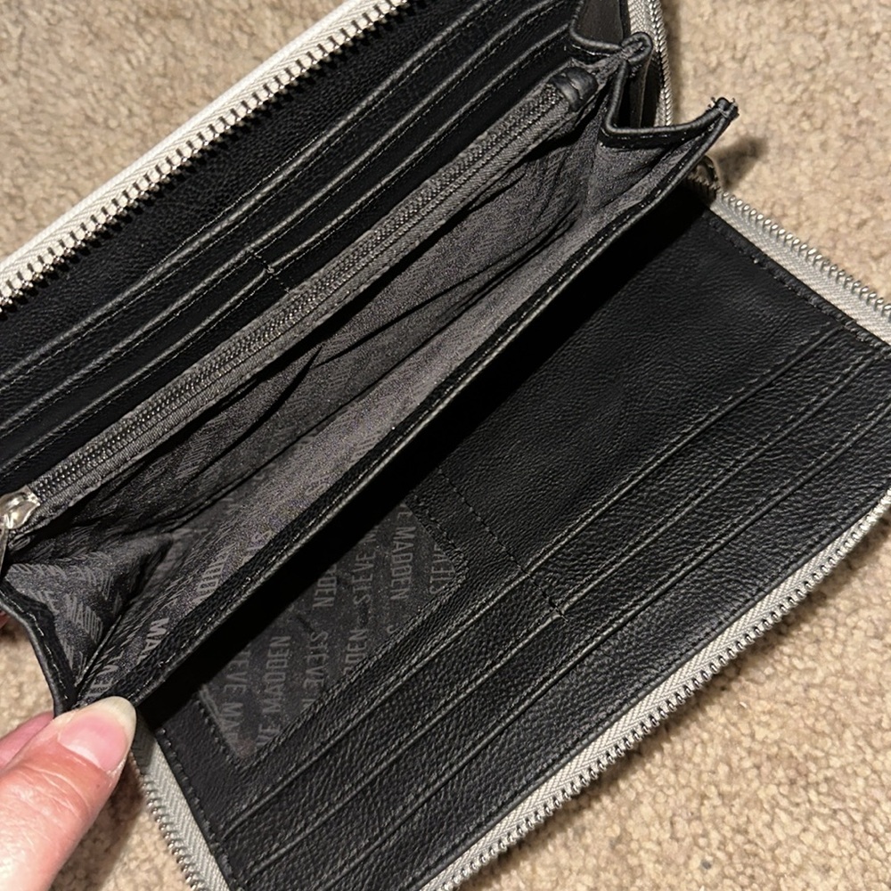 Steve Madden - Womens - Zip Around Wallet/Wristlet/ Handbag - Picture 4 of 4